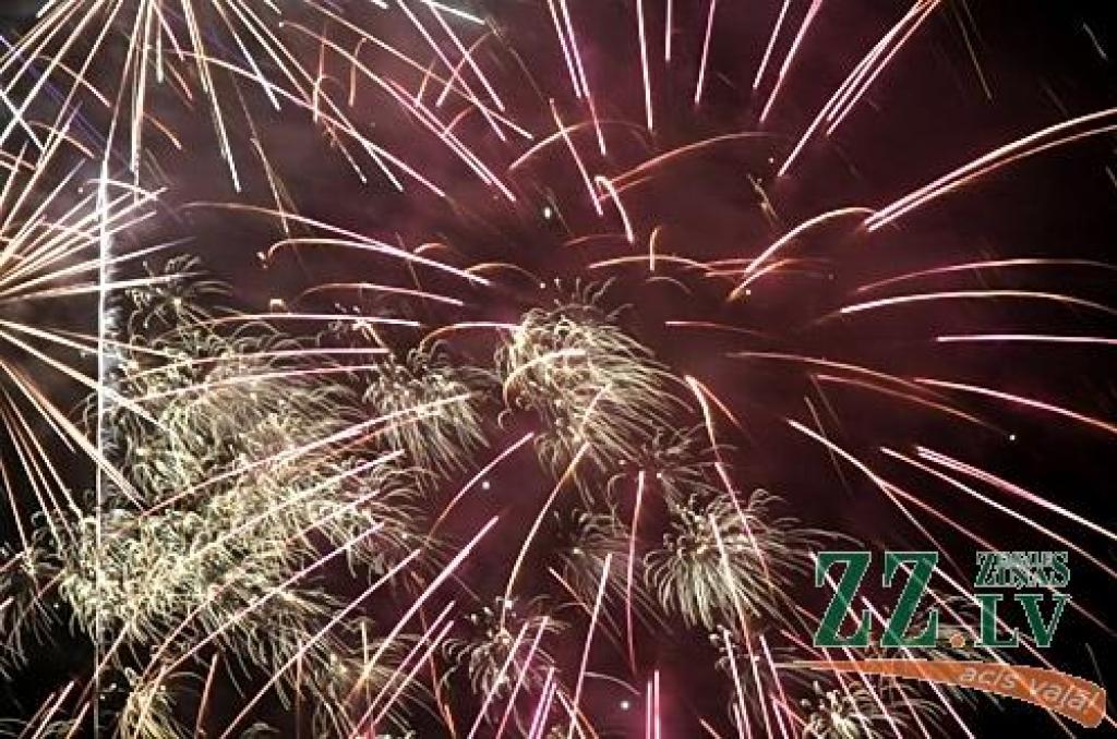 18.novembra vakarā svētku uguņošana Jelgavā šogad notika Pasta salā. Kā sinoptiķi prognozēja, tās baudīšanu apgrūtināja migla, taču jelgavnieki, kas atradās uz promenādes, to varēja redzēt itin labi. Vien augstākas zalves ietinās miglas...