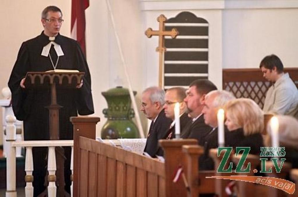 Latvijas Republikas proklamēšanas 92.gadadienas svētku pasākumi 18.novembrī Jelgavā sākās ar ekumēnisko dievkalpojumu Sv.Annas katedrālē, uz kuru bija ieradies LELB Liepājas diecēzes bīskaps Pāvils Brūvers, bet līdz ar Sv.Annas draudzes...