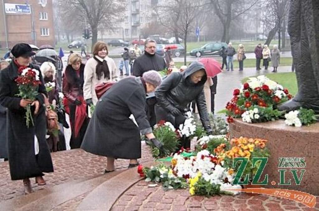 Latvijas Republikas proklamēšanas 92.gadadienas svētku pasākumi 18.novembrī Jelgavā sākās ar ekumēnisko dievkalpojumu Sv.Annas katedrālē, uz kuru bija ieradies LELB Liepājas diecēzes bīskaps Pāvils Brūvers, bet līdz ar Sv.Annas draudzes...