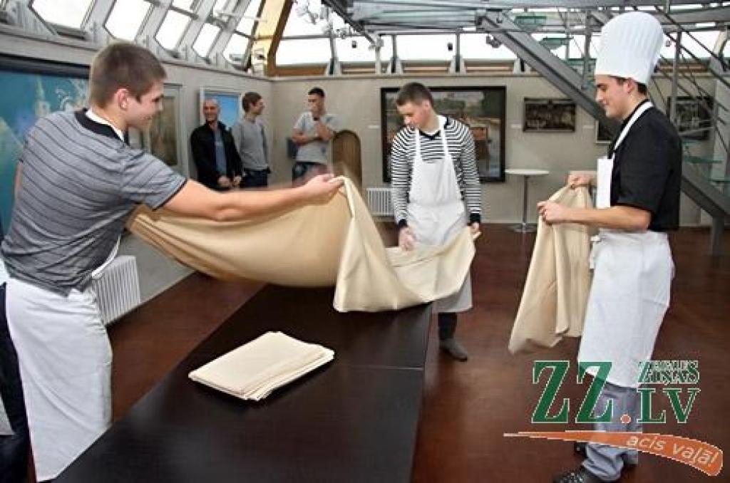 Otrdien pulksten 12 pēc rekonstrukcijas svinīgi atklās Jelgavas Sv.Trīsvienības baznīcas torni, bet «Ziņām» šajā, domājams, daudzus jelgavniekus interesējošajā objektā izdevās paviesoties dienu pirms tā atvēršanas plašākam apmeklētāju...