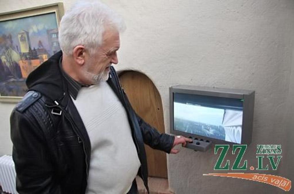 Otrdien pulksten 12 pēc rekonstrukcijas svinīgi atklās Jelgavas Sv.Trīsvienības baznīcas torni, bet «Ziņām» šajā, domājams, daudzus jelgavniekus interesējošajā objektā izdevās paviesoties dienu pirms tā atvēršanas plašākam apmeklētāju...