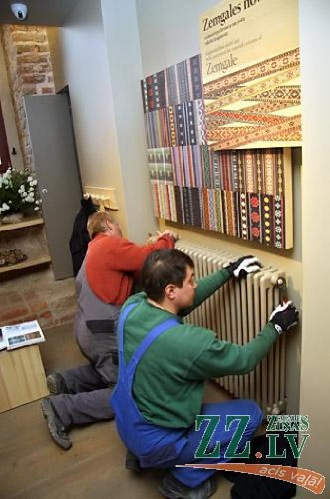 Otrdien pulksten 12 pēc rekonstrukcijas svinīgi atklās Jelgavas Sv.Trīsvienības baznīcas torni, bet «Ziņām» šajā, domājams, daudzus jelgavniekus interesējošajā objektā izdevās paviesoties dienu pirms tā atvēršanas plašākam apmeklētāju...