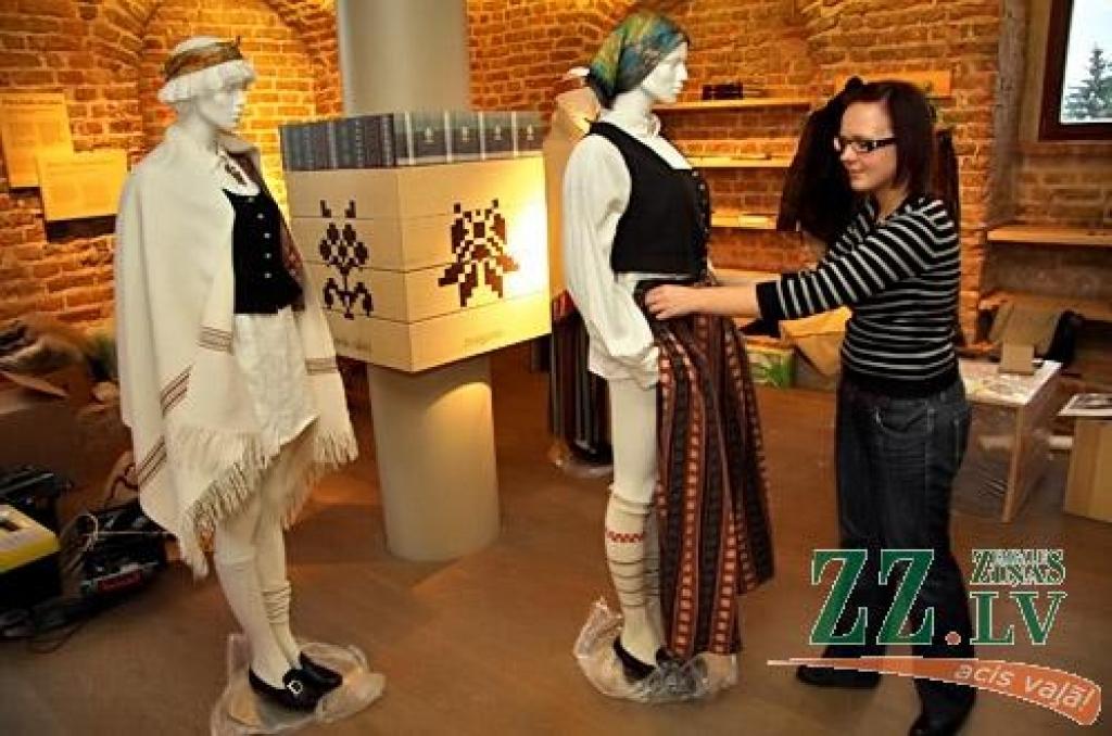 Otrdien pulksten 12 pēc rekonstrukcijas svinīgi atklās Jelgavas Sv.Trīsvienības baznīcas torni, bet «Ziņām» šajā, domājams, daudzus jelgavniekus interesējošajā objektā izdevās paviesoties dienu pirms tā atvēršanas plašākam apmeklētāju...