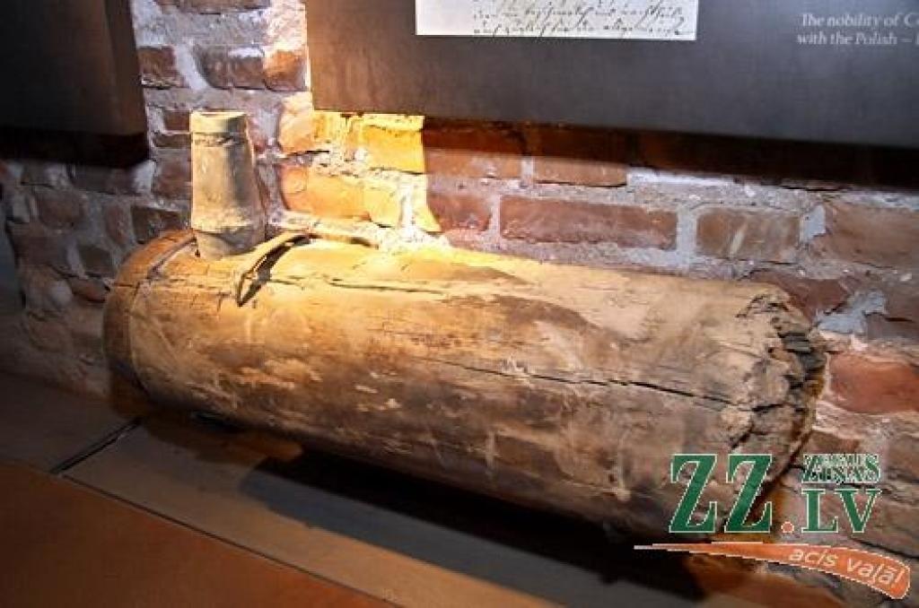 Otrdien pulksten 12 pēc rekonstrukcijas svinīgi atklās Jelgavas Sv.Trīsvienības baznīcas torni, bet «Ziņām» šajā, domājams, daudzus jelgavniekus interesējošajā objektā izdevās paviesoties dienu pirms tā atvēršanas plašākam apmeklētāju...