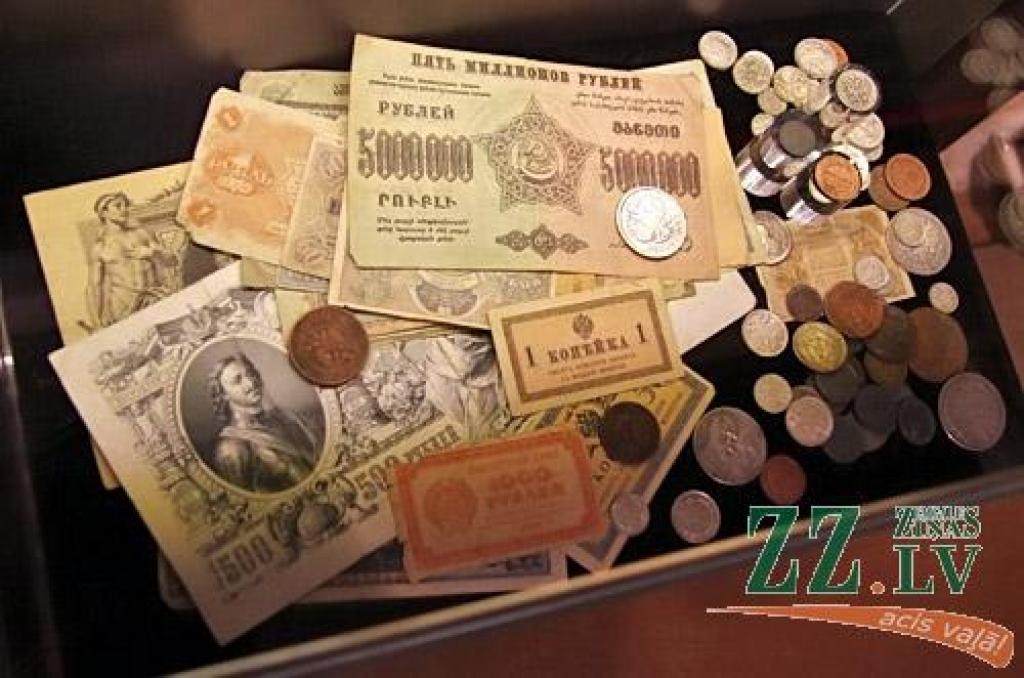 Otrdien pulksten 12 pēc rekonstrukcijas svinīgi atklās Jelgavas Sv.Trīsvienības baznīcas torni, bet «Ziņām» šajā, domājams, daudzus jelgavniekus interesējošajā objektā izdevās paviesoties dienu pirms tā atvēršanas plašākam apmeklētāju...
