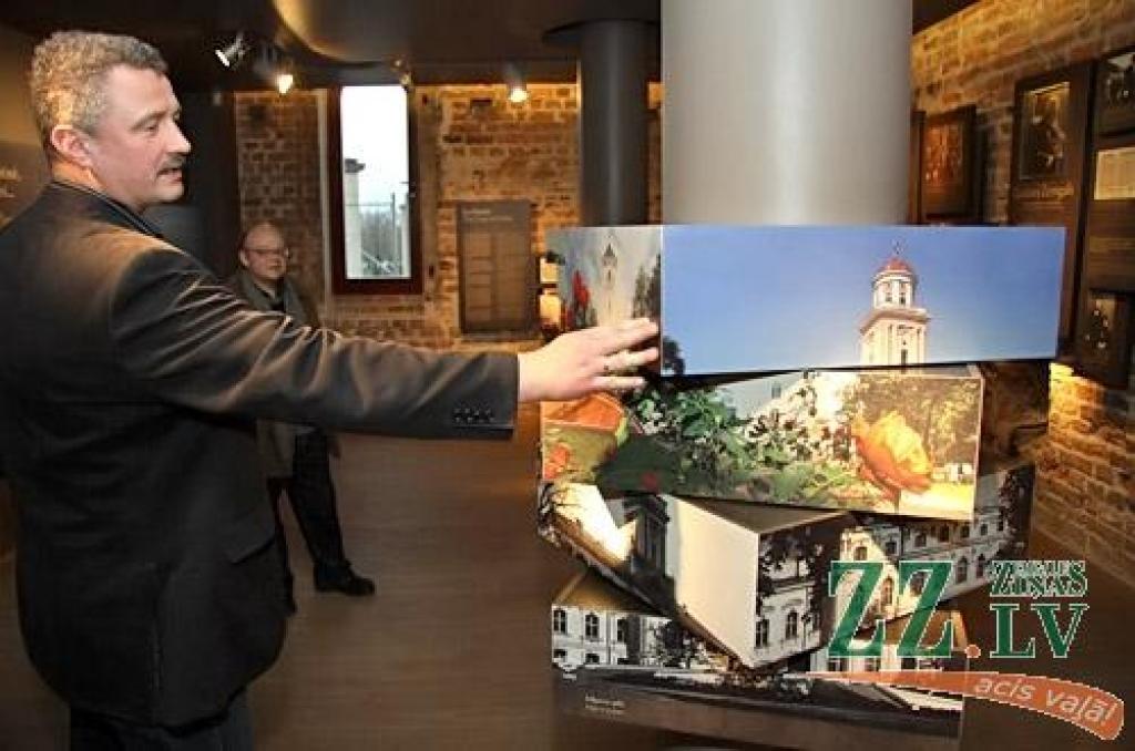 Otrdien pulksten 12 pēc rekonstrukcijas svinīgi atklās Jelgavas Sv.Trīsvienības baznīcas torni, bet «Ziņām» šajā, domājams, daudzus jelgavniekus interesējošajā objektā izdevās paviesoties dienu pirms tā atvēršanas plašākam apmeklētāju...