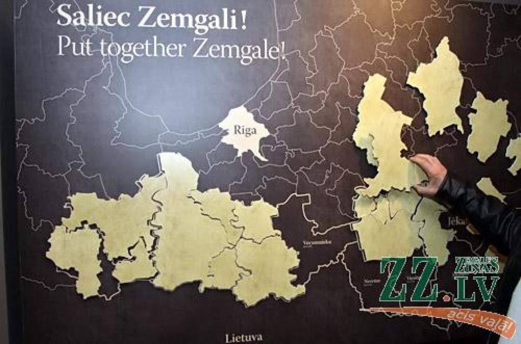 Otrdien pulksten 12 pēc rekonstrukcijas svinīgi atklās Jelgavas Sv.Trīsvienības baznīcas torni, bet «Ziņām» šajā, domājams, daudzus jelgavniekus interesējošajā objektā izdevās paviesoties dienu pirms tā atvēršanas plašākam apmeklētāju...