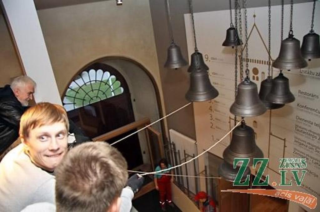 Otrdien pulksten 12 pēc rekonstrukcijas svinīgi atklās Jelgavas Sv.Trīsvienības baznīcas torni, bet «Ziņām» šajā, domājams, daudzus jelgavniekus interesējošajā objektā izdevās paviesoties dienu pirms tā atvēršanas plašākam apmeklētāju...