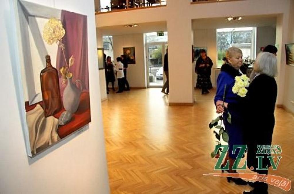 Kopš 4.novembra Jelgavas kultūras nama apmeklētāji var skatīt Ivara Klapera vadītās Tautas gleznošanas studijas dalībnieku jaunāko veikumu. Publikas vērtējumam nodota 27 autoru 61 līdz šim nekur neizstādīta glezna.
«Dažādi ir gan paši...