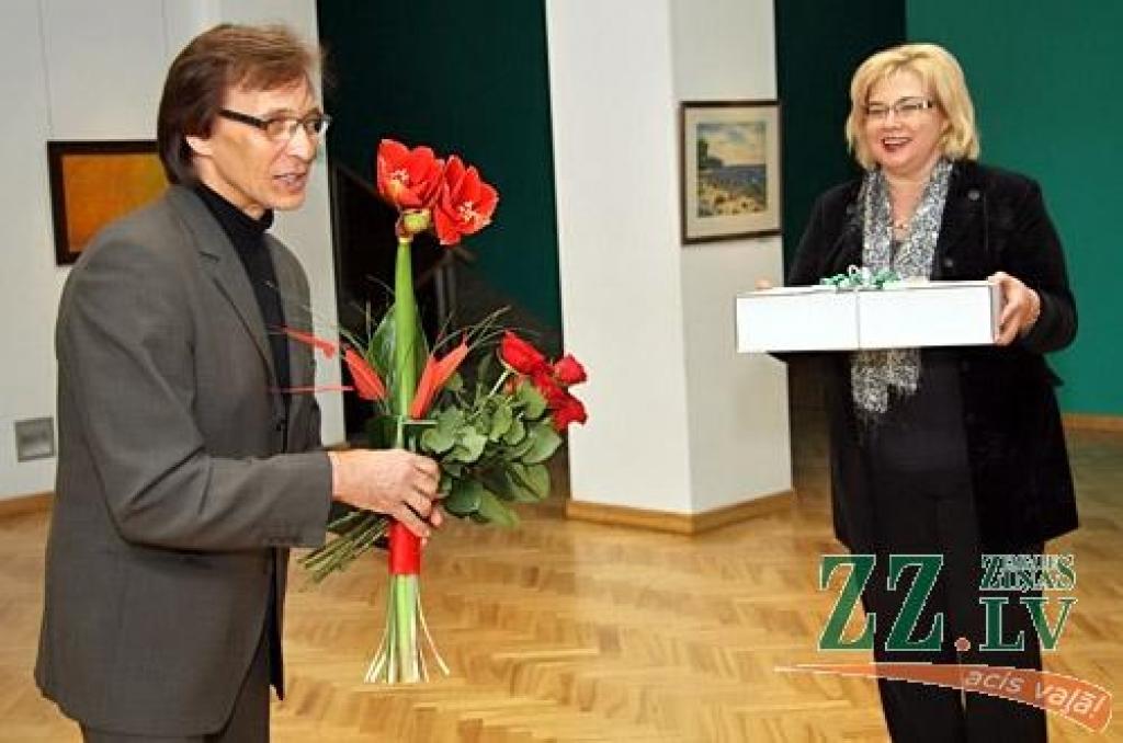 Kopš 4.novembra Jelgavas kultūras nama apmeklētāji var skatīt Ivara Klapera vadītās Tautas gleznošanas studijas dalībnieku jaunāko veikumu. Publikas vērtējumam nodota 27 autoru 61 līdz šim nekur neizstādīta glezna.
«Dažādi ir gan paši...