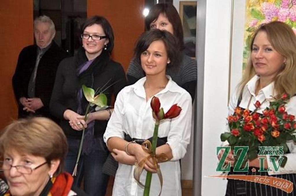 Kopš 4.novembra Jelgavas kultūras nama apmeklētāji var skatīt Ivara Klapera vadītās Tautas gleznošanas studijas dalībnieku jaunāko veikumu. Publikas vērtējumam nodota 27 autoru 61 līdz šim nekur neizstādīta glezna.
«Dažādi ir gan paši...
