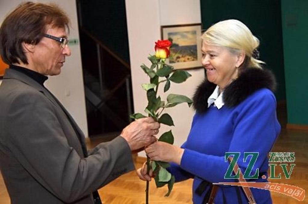 Kopš 4.novembra Jelgavas kultūras nama apmeklētāji var skatīt Ivara Klapera vadītās Tautas gleznošanas studijas dalībnieku jaunāko veikumu. Publikas vērtējumam nodota 27 autoru 61 līdz šim nekur neizstādīta glezna.
«Dažādi ir gan paši...