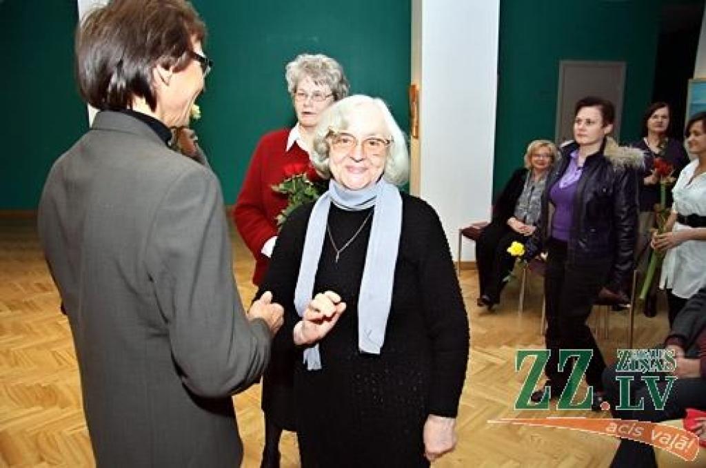 Kopš 4.novembra Jelgavas kultūras nama apmeklētāji var skatīt Ivara Klapera vadītās Tautas gleznošanas studijas dalībnieku jaunāko veikumu. Publikas vērtējumam nodota 27 autoru 61 līdz šim nekur neizstādīta glezna.
«Dažādi ir gan paši...