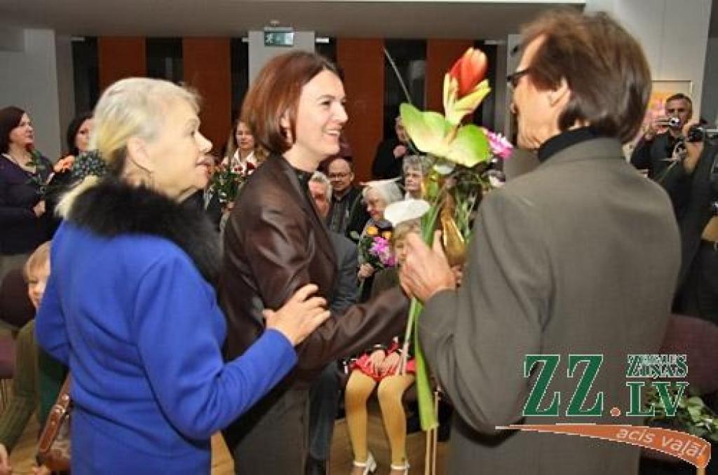 Kopš 4.novembra Jelgavas kultūras nama apmeklētāji var skatīt Ivara Klapera vadītās Tautas gleznošanas studijas dalībnieku jaunāko veikumu. Publikas vērtējumam nodota 27 autoru 61 līdz šim nekur neizstādīta glezna.
«Dažādi ir gan paši...