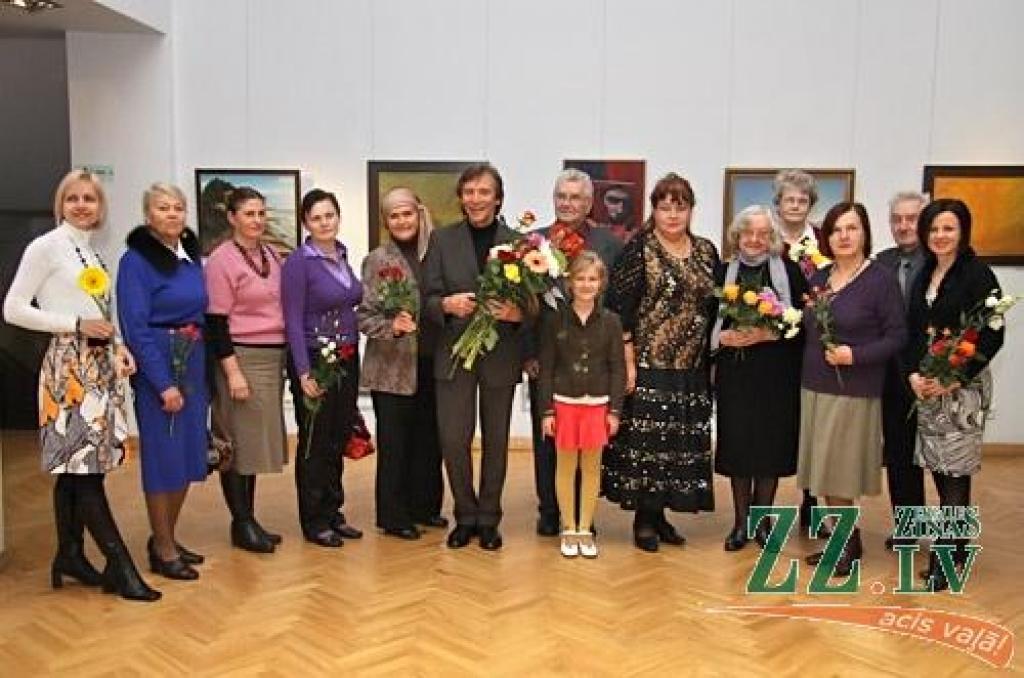 Kopš 4.novembra Jelgavas kultūras nama apmeklētāji var skatīt Ivara Klapera vadītās Tautas gleznošanas studijas dalībnieku jaunāko veikumu. Publikas vērtējumam nodota 27 autoru 61 līdz šim nekur neizstādīta glezna.
«Dažādi ir gan paši...