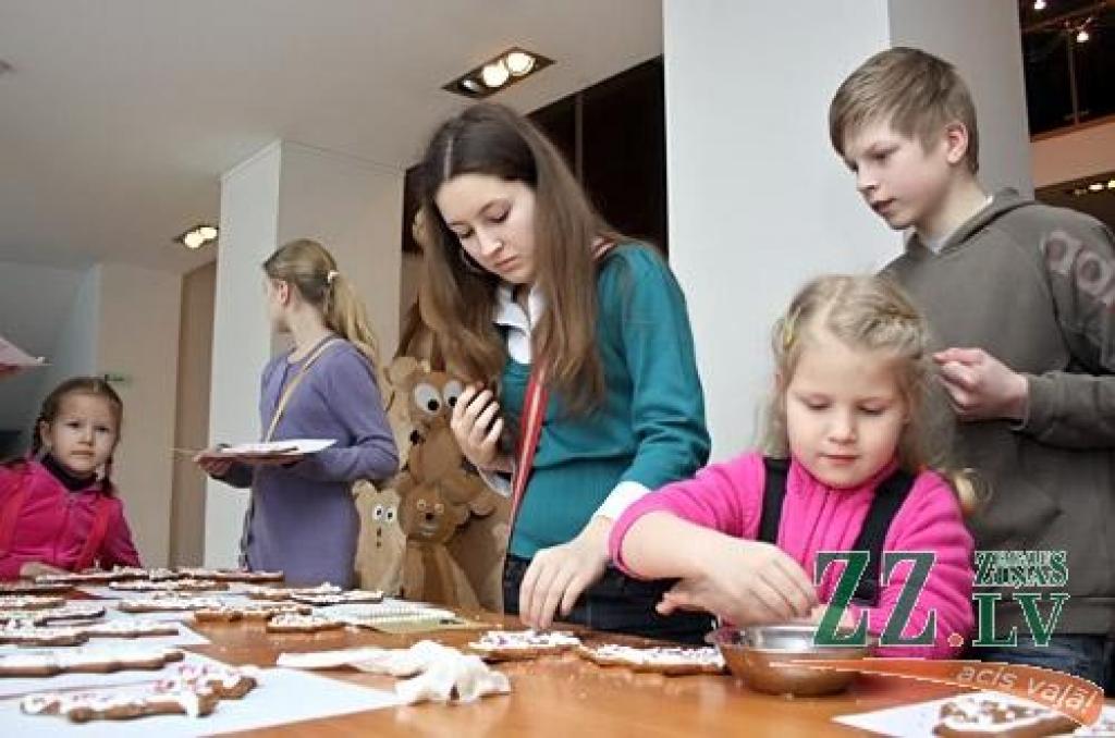 Kad bagātīgās ziemas prieki jau nedaudz nogurdinājuši, gadumijas skolēnu brīvdienu dažādošanai domāts pasākums «Brīvdienu jampadracis», kas otrdien līdz pat pulksten sešiem vakarā notika Jelgavas kultūras namā.
«Ar bažām domāju – atnāks...