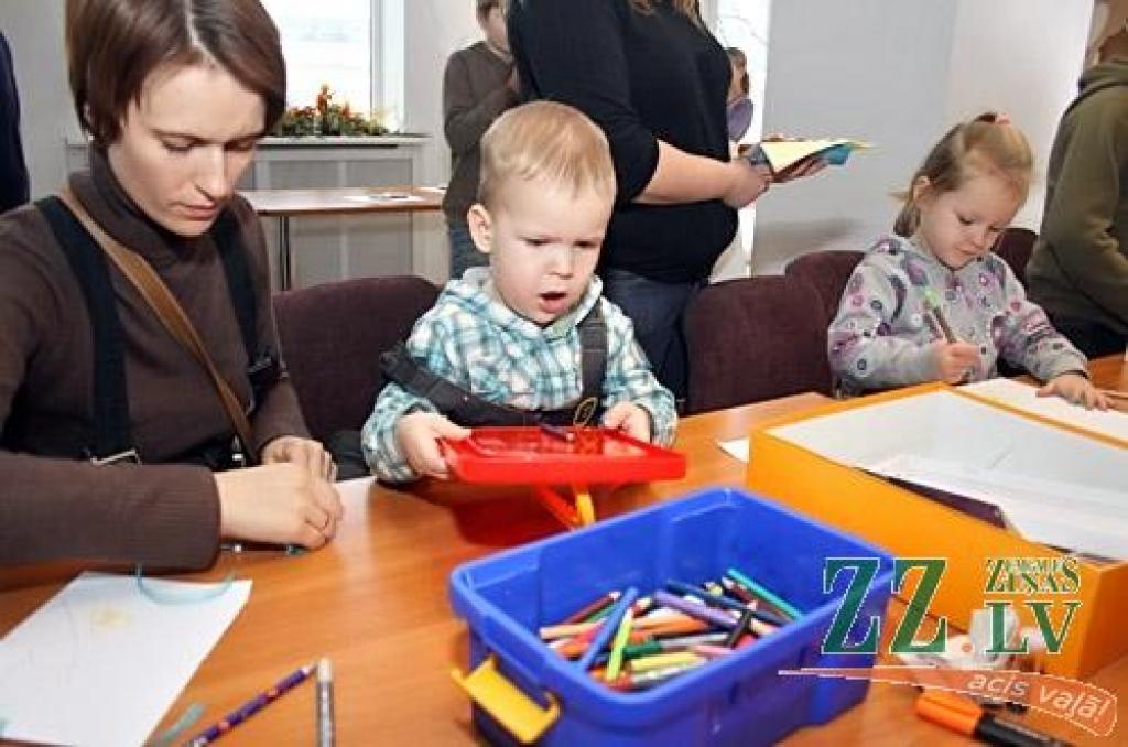 Kad bagātīgās ziemas prieki jau nedaudz nogurdinājuši, gadumijas skolēnu brīvdienu dažādošanai domāts pasākums «Brīvdienu jampadracis», kas otrdien līdz pat pulksten sešiem vakarā notika Jelgavas kultūras namā.
«Ar bažām domāju – atnāks...