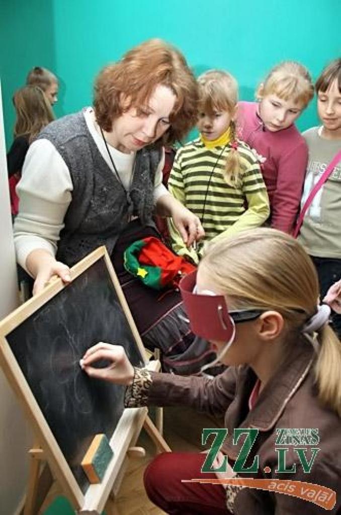 Kad bagātīgās ziemas prieki jau nedaudz nogurdinājuši, gadumijas skolēnu brīvdienu dažādošanai domāts pasākums «Brīvdienu jampadracis», kas otrdien līdz pat pulksten sešiem vakarā notika Jelgavas kultūras namā.
«Ar bažām domāju – atnāks...