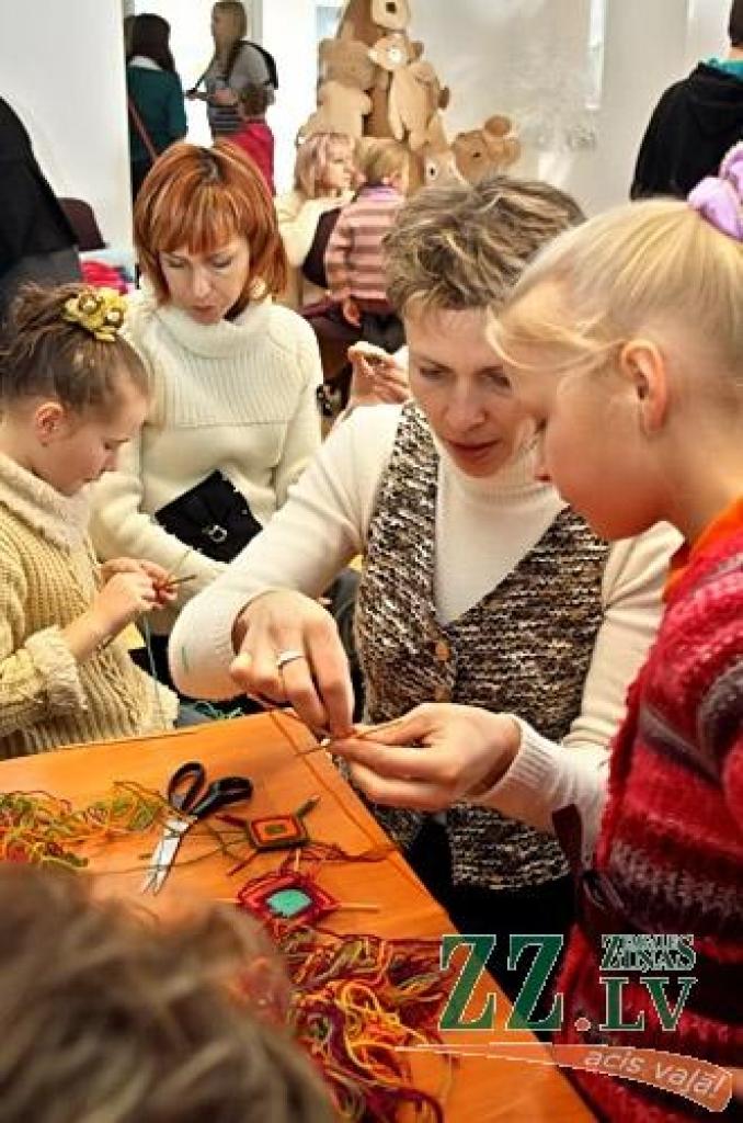 Kad bagātīgās ziemas prieki jau nedaudz nogurdinājuši, gadumijas skolēnu brīvdienu dažādošanai domāts pasākums «Brīvdienu jampadracis», kas otrdien līdz pat pulksten sešiem vakarā notika Jelgavas kultūras namā.
«Ar bažām domāju – atnāks...