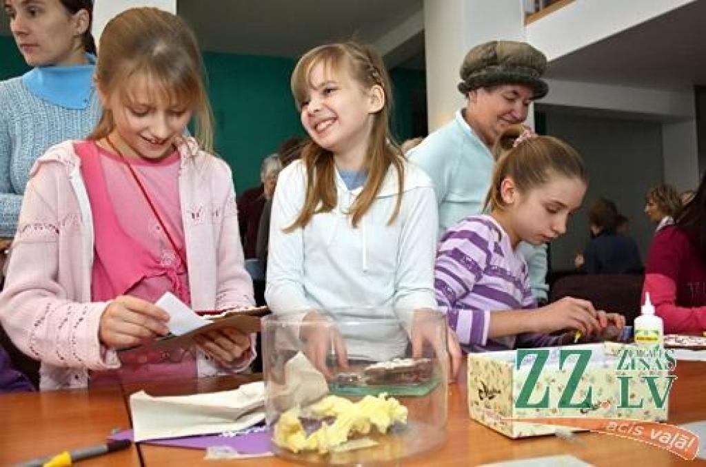 Kad bagātīgās ziemas prieki jau nedaudz nogurdinājuši, gadumijas skolēnu brīvdienu dažādošanai domāts pasākums «Brīvdienu jampadracis», kas otrdien līdz pat pulksten sešiem vakarā notika Jelgavas kultūras namā.
«Ar bažām domāju – atnāks...