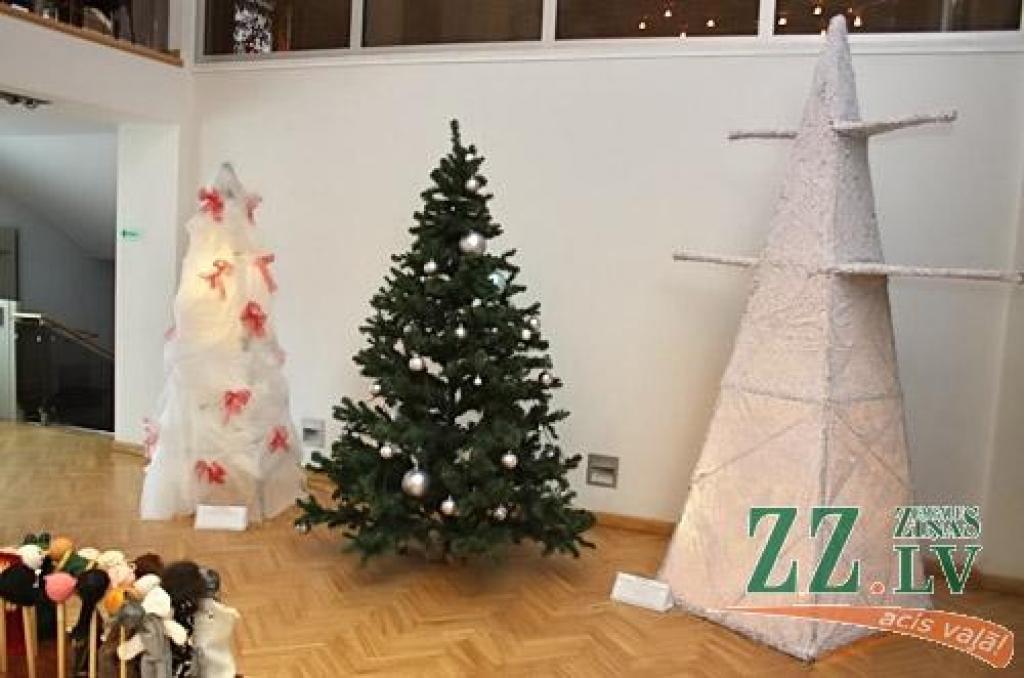 Noslēgusies akcija «Alternatīvā Ziemassvētku eglīte», kurā par uzvarētājām atzītas sešu autoru kolektīvu septiņas no dažādiem materiāliem veidotas skaistules. Svētku laikā tās var aplūkot Jelgavas kultūras namā, kur apskatei izliktas arī...