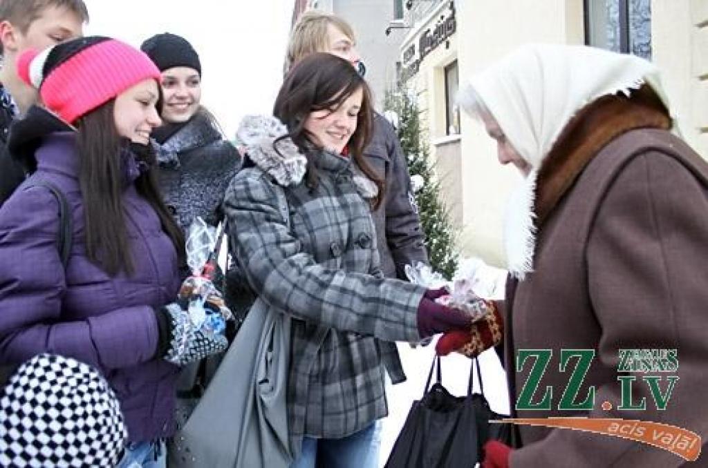 Lai svētkos iepriecinātu vecos un vientuļos cilvēkus, maznodrošinātos un bez pajumtes palikušos, Jelgavas Valsts ģimnāzijas audzēkņi vakar devās ielās un dāvāja cilvēkiem pašu ceptas piparkūkas. Tā bija daļa no pasākumu kopuma «Ne tikai...