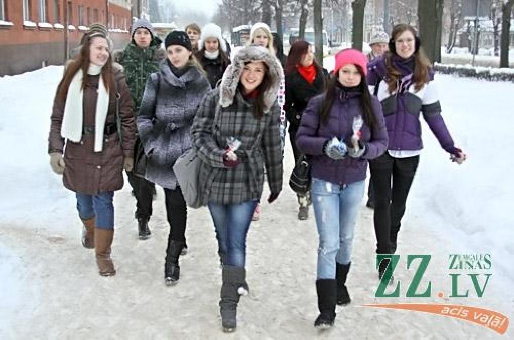 Lai svētkos iepriecinātu vecos un vientuļos cilvēkus, maznodrošinātos un bez pajumtes palikušos, Jelgavas Valsts ģimnāzijas audzēkņi vakar devās ielās un dāvāja cilvēkiem pašu ceptas piparkūkas. Tā bija daļa no pasākumu kopuma «Ne tikai...