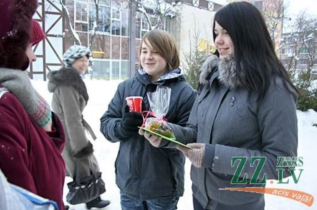 Lai svētkos iepriecinātu vecos un vientuļos cilvēkus, maznodrošinātos un bez pajumtes palikušos, Jelgavas Valsts ģimnāzijas audzēkņi vakar devās ielās un dāvāja cilvēkiem pašu ceptas piparkūkas. Tā bija daļa no pasākumu kopuma «Ne tikai...