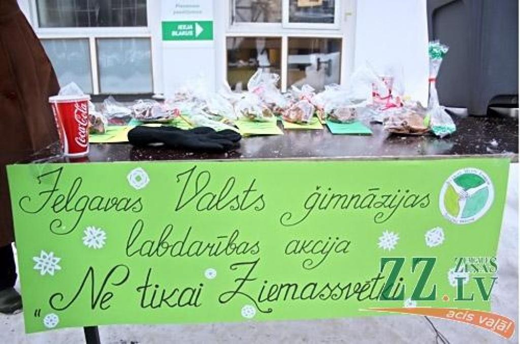 Lai svētkos iepriecinātu vecos un vientuļos cilvēkus, maznodrošinātos un bez pajumtes palikušos, Jelgavas Valsts ģimnāzijas audzēkņi vakar devās ielās un dāvāja cilvēkiem pašu ceptas piparkūkas. Tā bija daļa no pasākumu kopuma «Ne tikai...