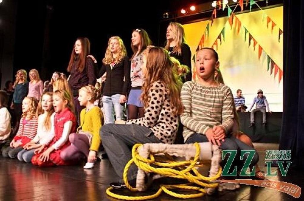 Ziemassvētkus gaidot, aktīvu koncertdarbību izvērsuši Bērnu un jauniešu centra «Junda» audzēkņi. Pirms dažām dienām ar plašu programmu iepazīstināja tautas deju kolektīvi, 21.decembra vakarā Jelgavas kultūras nama skatuvi piepildīja...