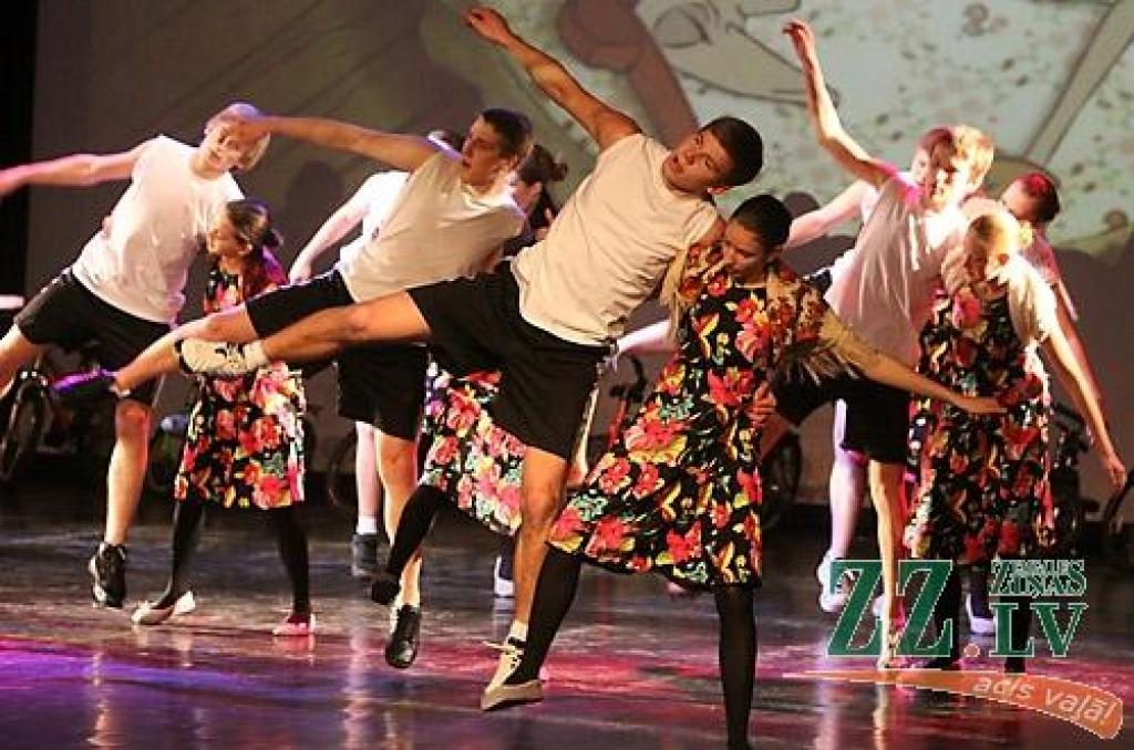 Šodien pulksten 16 un 18 Jelgavas kultūras namā interesantu un drosmīgu mūsdienu deju uzvedumu skatītājiem parādīja bērnu un jauniešu deju kolektīvs «Vēja zirdziņš». «Randiņš Belevilā» – tā sauc jauno horeogrāfisko iestudējumu, kura sižets...
