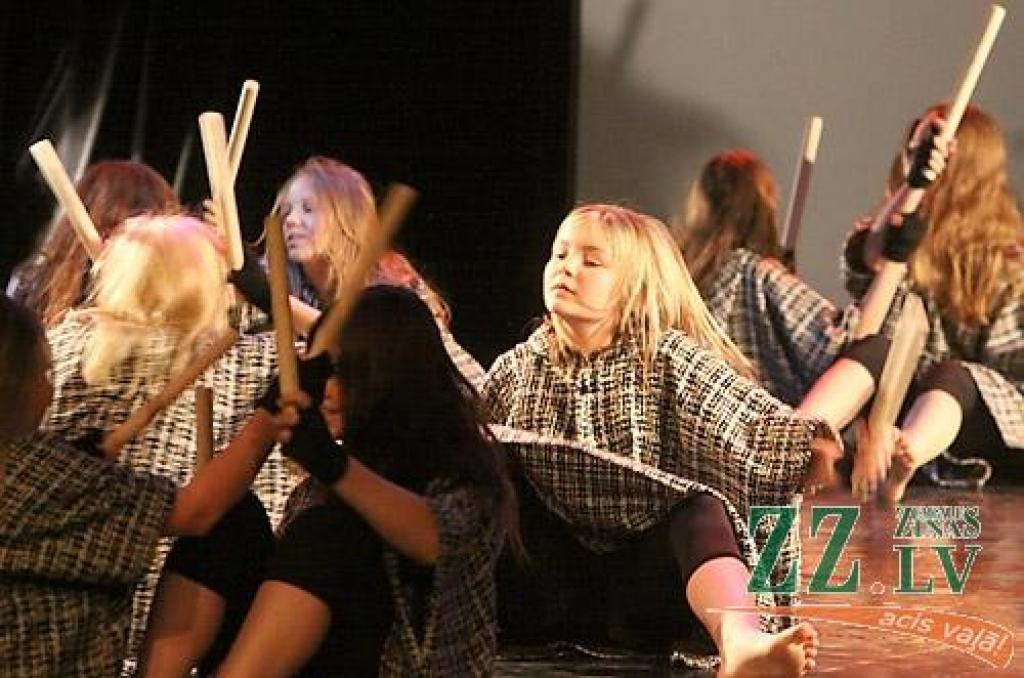 Šodien pulksten 16 un 18 Jelgavas kultūras namā interesantu un drosmīgu mūsdienu deju uzvedumu skatītājiem parādīja bērnu un jauniešu deju kolektīvs «Vēja zirdziņš». «Randiņš Belevilā» – tā sauc jauno horeogrāfisko iestudējumu, kura sižets...