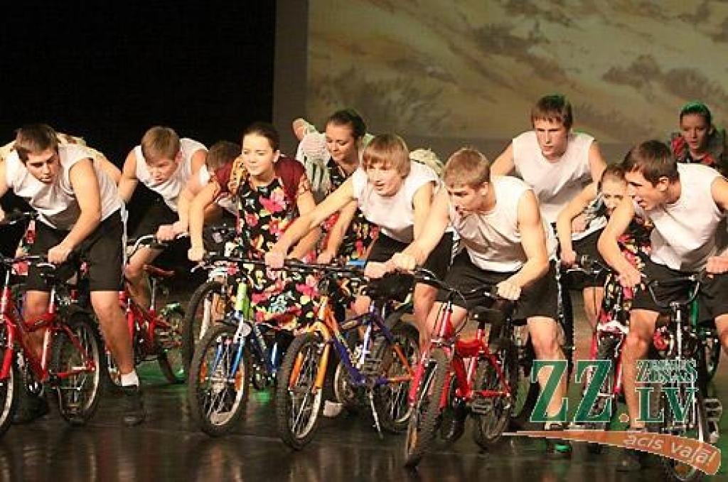 Šodien pulksten 16 un 18 Jelgavas kultūras namā interesantu un drosmīgu mūsdienu deju uzvedumu skatītājiem parādīja bērnu un jauniešu deju kolektīvs «Vēja zirdziņš». «Randiņš Belevilā» – tā sauc jauno horeogrāfisko iestudējumu, kura sižets...