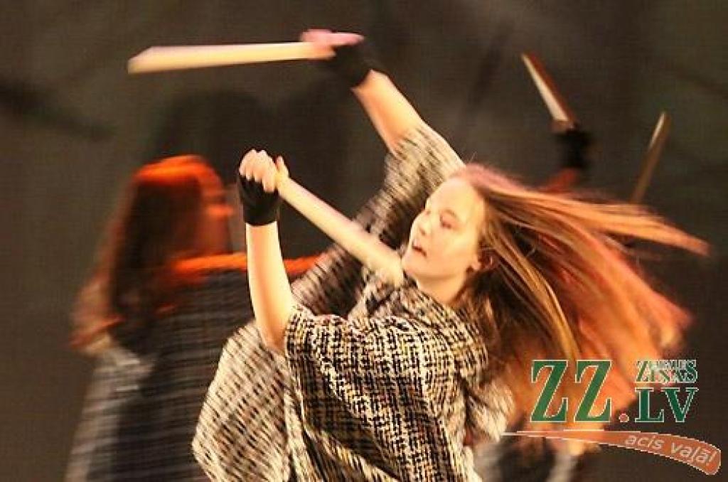 Šodien pulksten 16 un 18 Jelgavas kultūras namā interesantu un drosmīgu mūsdienu deju uzvedumu skatītājiem parādīja bērnu un jauniešu deju kolektīvs «Vēja zirdziņš». «Randiņš Belevilā» – tā sauc jauno horeogrāfisko iestudējumu, kura sižets...