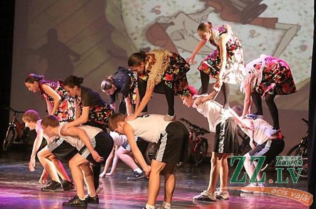 Šodien pulksten 16 un 18 Jelgavas kultūras namā interesantu un drosmīgu mūsdienu deju uzvedumu skatītājiem parādīja bērnu un jauniešu deju kolektīvs «Vēja zirdziņš». «Randiņš Belevilā» – tā sauc jauno horeogrāfisko iestudējumu, kura sižets...