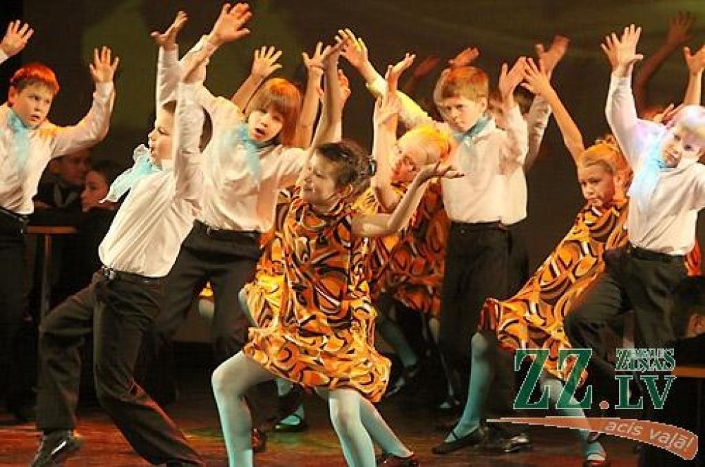 Šodien pulksten 16 un 18 Jelgavas kultūras namā interesantu un drosmīgu mūsdienu deju uzvedumu skatītājiem parādīja bērnu un jauniešu deju kolektīvs «Vēja zirdziņš». «Randiņš Belevilā» – tā sauc jauno horeogrāfisko iestudējumu, kura sižets...