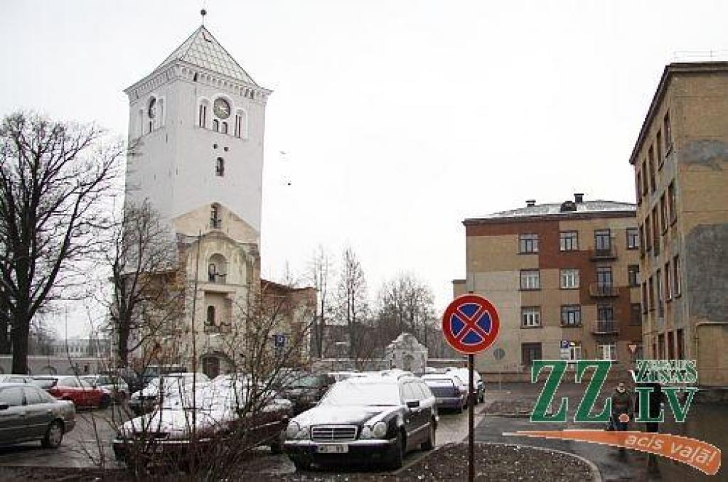Šo attēlu un aprakstu sēriju, kurā atainojām pirmskara Jelgavas skatus mūsdienās, noslēdzam ar pašu jaunāko no vecajiem attēliem, kurš, iespējams, tapis ap 1944.gadu. Tajā redzam izpostītās, bet ne pilnībā sagrautās Sv.Trīsvienības...
