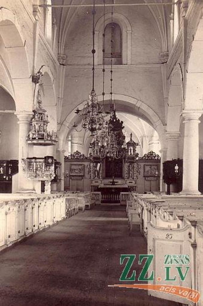 Šo attēlu un aprakstu sēriju, kurā atainojām pirmskara Jelgavas skatus mūsdienās, noslēdzam ar pašu jaunāko no vecajiem attēliem, kurš, iespējams, tapis ap 1944.gadu. Tajā redzam izpostītās, bet ne pilnībā sagrautās Sv.Trīsvienības...