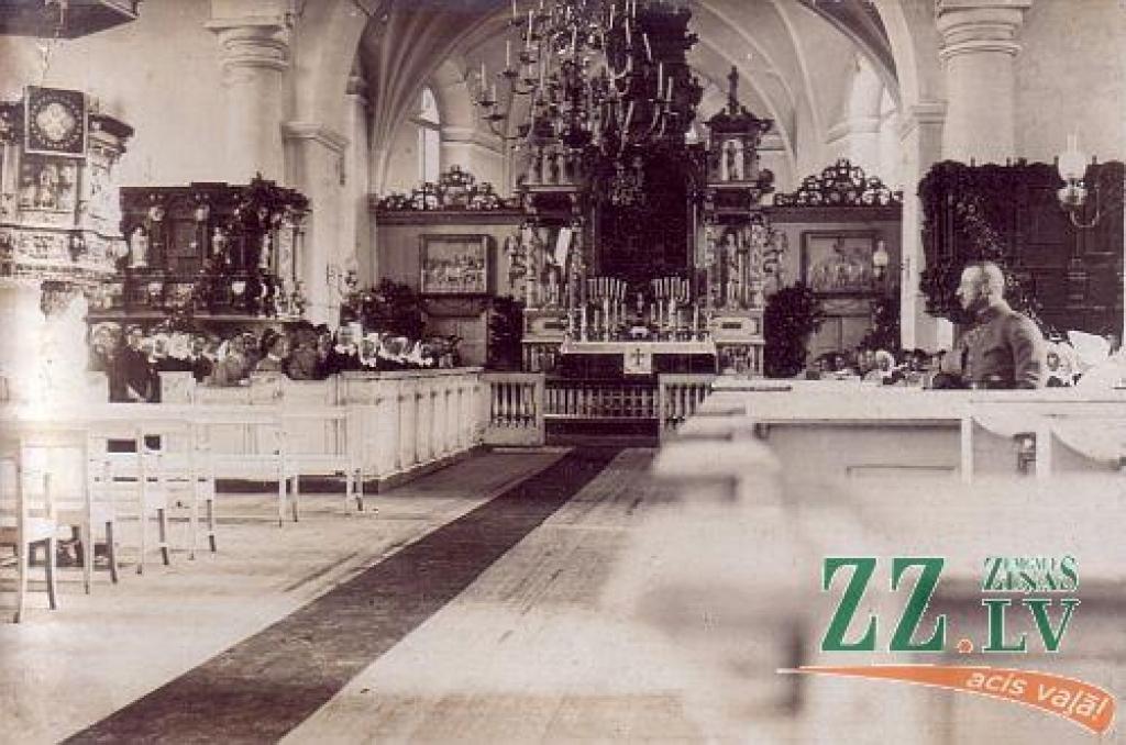 Šo attēlu un aprakstu sēriju, kurā atainojām pirmskara Jelgavas skatus mūsdienās, noslēdzam ar pašu jaunāko no vecajiem attēliem, kurš, iespējams, tapis ap 1944.gadu. Tajā redzam izpostītās, bet ne pilnībā sagrautās Sv.Trīsvienības...