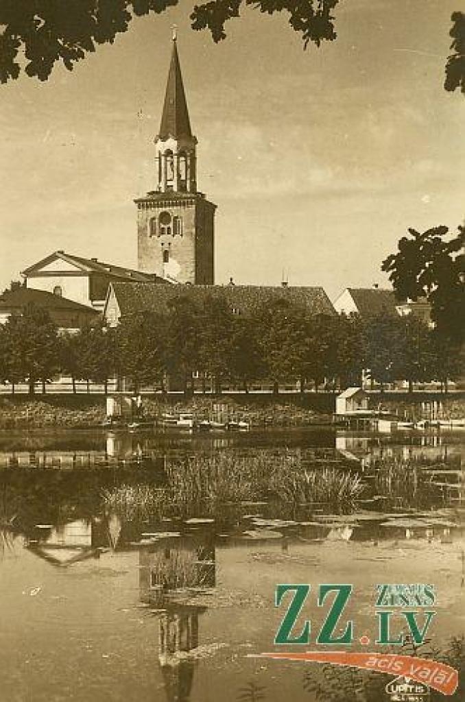 Šo attēlu un aprakstu sēriju, kurā atainojām pirmskara Jelgavas skatus mūsdienās, noslēdzam ar pašu jaunāko no vecajiem attēliem, kurš, iespējams, tapis ap 1944.gadu. Tajā redzam izpostītās, bet ne pilnībā sagrautās Sv.Trīsvienības...