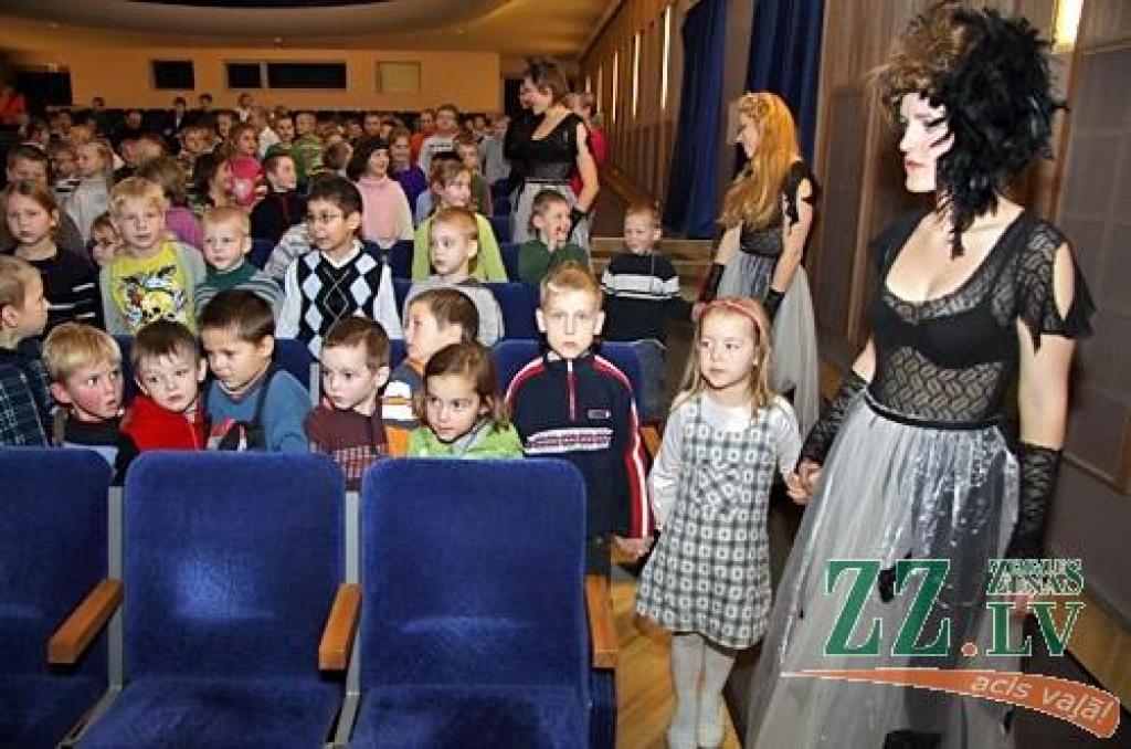 Teju četri tūkstoši pilsētas piecus un sešus gadus vecie bērni, jaunāko klašu skolēni un visu speciālo skolu audzēkņi no Jelgavas pašvaldības dāvanā saņēmuši Ādolfa Alunāna teātra izrādi «Mazā Raganiņa». Tajā piedalās arī Alunāna teātra un...