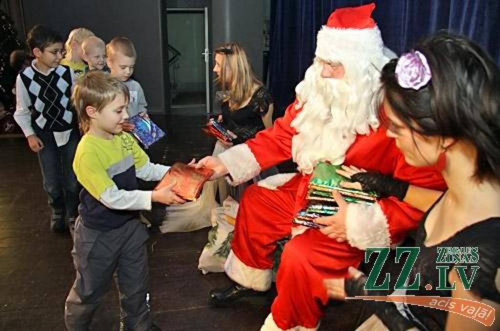 Teju četri tūkstoši pilsētas piecus un sešus gadus vecie bērni, jaunāko klašu skolēni un visu speciālo skolu audzēkņi no Jelgavas pašvaldības dāvanā saņēmuši Ādolfa Alunāna teātra izrādi «Mazā Raganiņa». Tajā piedalās arī Alunāna teātra un...