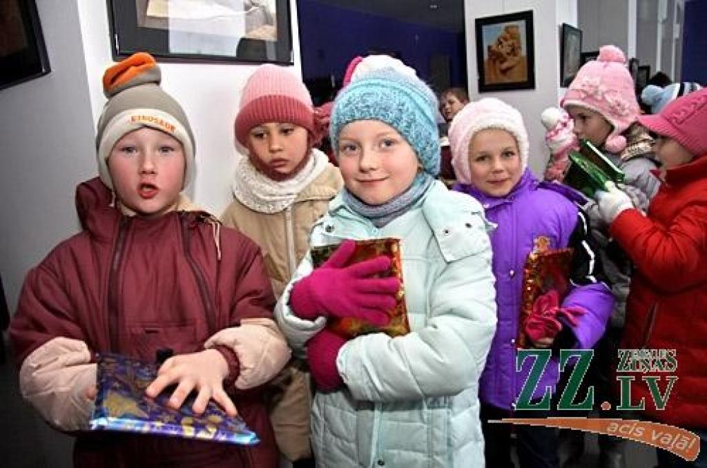 Teju četri tūkstoši pilsētas piecus un sešus gadus vecie bērni, jaunāko klašu skolēni un visu speciālo skolu audzēkņi no Jelgavas pašvaldības dāvanā saņēmuši Ādolfa Alunāna teātra izrādi «Mazā Raganiņa». Tajā piedalās arī Alunāna teātra un...