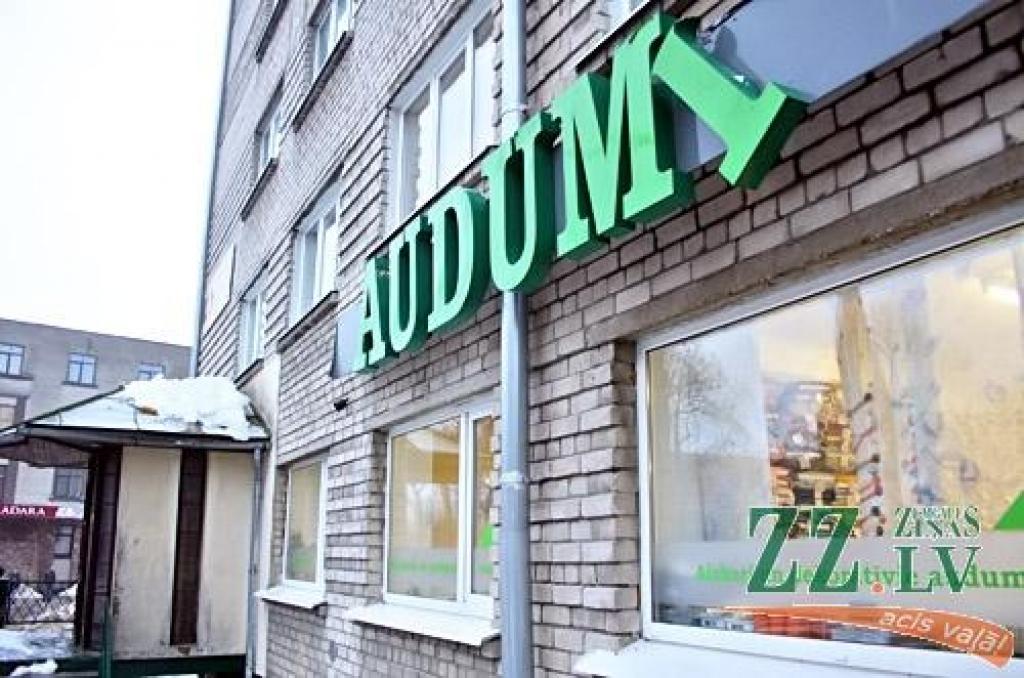 Pirmdien «Ziņas» konstatēja, ka dažuviet Jelgavā no jumtiem krītošais ledus sadauzījis veikalu un uzņēmumu izkārtnes.