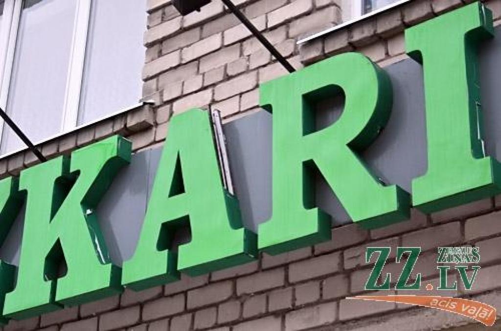 Pirmdien «Ziņas» konstatēja, ka dažuviet Jelgavā no jumtiem krītošais ledus sadauzījis veikalu un uzņēmumu izkārtnes.