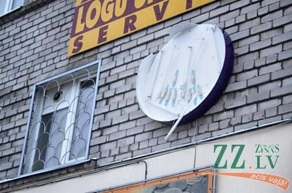 Pirmdien «Ziņas» konstatēja, ka dažuviet Jelgavā no jumtiem krītošais ledus sadauzījis veikalu un uzņēmumu izkārtnes.
