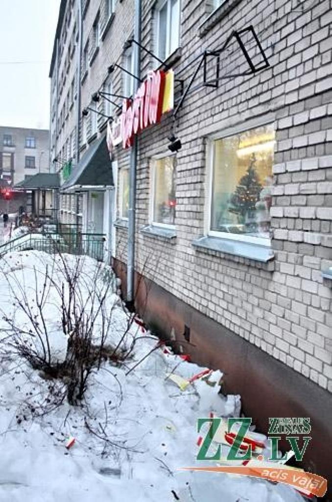 Pirmdien «Ziņas» konstatēja, ka dažuviet Jelgavā no jumtiem krītošais ledus sadauzījis veikalu un uzņēmumu izkārtnes.