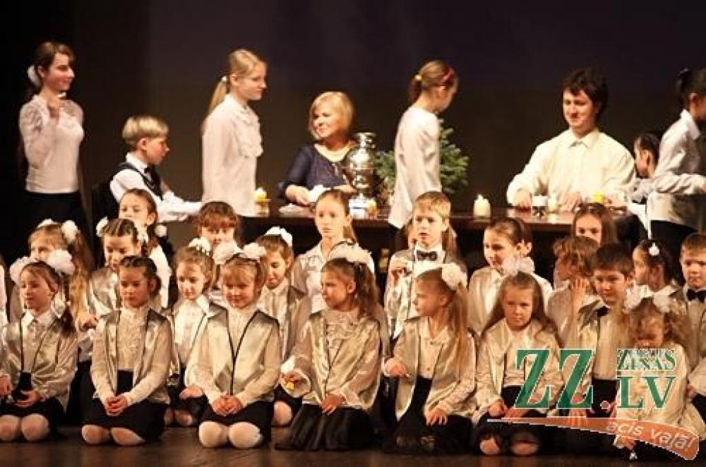 Sestdien atsaucīgu klausītāju pilnu kultūras nama Lielo zāli pulcēja pareizticīgo Ziemassvētkiem veltīts koncerts. «Nemaz necenšamies, lai mūsu pasākuma laiks burtiski sakristu ar pašiem svētkiem,» skaidroja koncerta režisore (jau piekto...