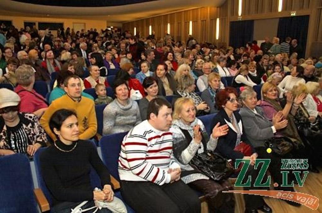 Sestdien atsaucīgu klausītāju pilnu kultūras nama Lielo zāli pulcēja pareizticīgo Ziemassvētkiem veltīts koncerts. «Nemaz necenšamies, lai mūsu pasākuma laiks burtiski sakristu ar pašiem svētkiem,» skaidroja koncerta režisore (jau piekto...