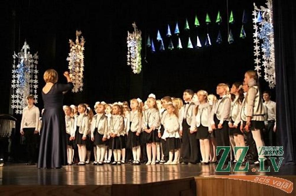Sestdien atsaucīgu klausītāju pilnu kultūras nama Lielo zāli pulcēja pareizticīgo Ziemassvētkiem veltīts koncerts. «Nemaz necenšamies, lai mūsu pasākuma laiks burtiski sakristu ar pašiem svētkiem,» skaidroja koncerta režisore (jau piekto...